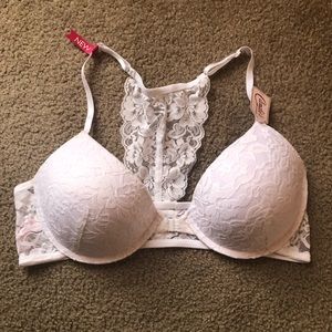 Candie’s white lace bra